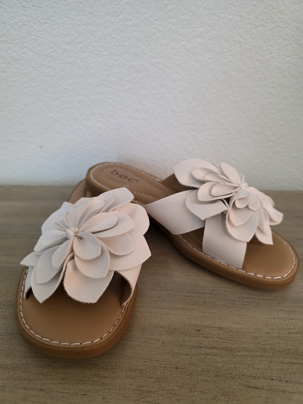 b.o.c. Women's White Floral Slide Sandals 6 - Picture 4 of 7